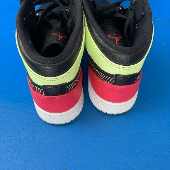Nike Air Jordan 1 Mid SE GS "Glow In The Dark" Size 4Y / Womens 5.5 AV5174-076 - Picture 5 of 5